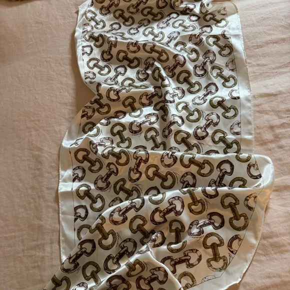 Vintage Iconic Gucci equestrian-themed horsebit scarf - Picture 3 of 8